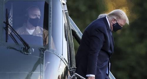 2일(현지시간) 오후 도널드 트럼프 미국 대통령이 월터 리드 군병원에 도착한 뒤 코로나19 치료를 위해 이동하고 있다. (사진=연합뉴스)