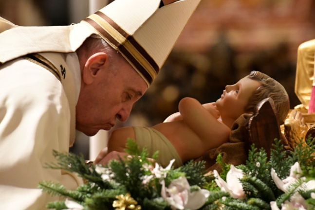 프란치스코 교황이 24일(현지시간) 바티칸 성베드로 성당에서 성탄 전야 미사를 집전하고 있다. (사진=바티칸 | 로이터연합뉴스)