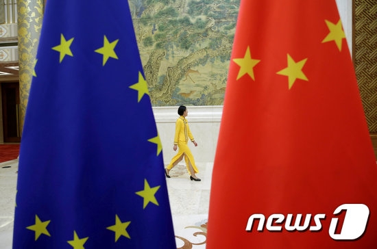 EU기와 중국의 오성홍기(사진제공=뉴스1)