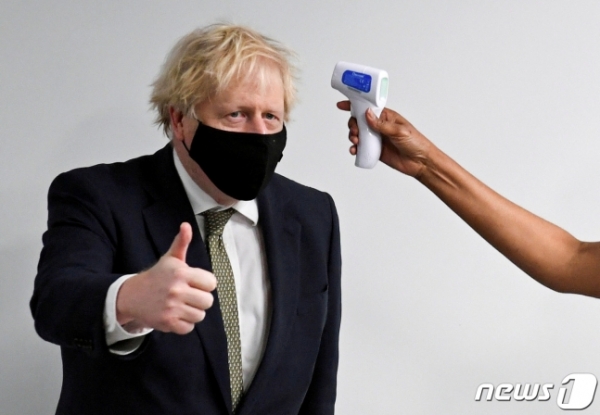 보리스 존슨 영국 총리가 북런던의 한 병원에 방문해 체온검사를 받고 있다.(사진제공=뉴스1)