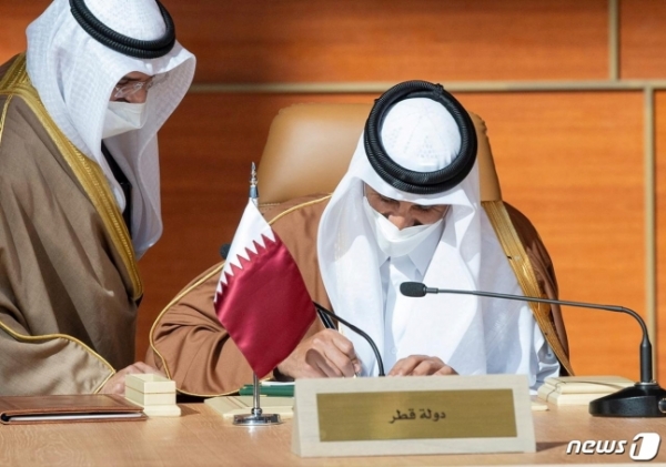 사우디아라비아 알울라에서 열린 GCC 정상회의에서 타밈 빈 하마드 알타니 카타르 국왕이 화해 협정에 서명하고 있다.(사진제공=뉴스1)
